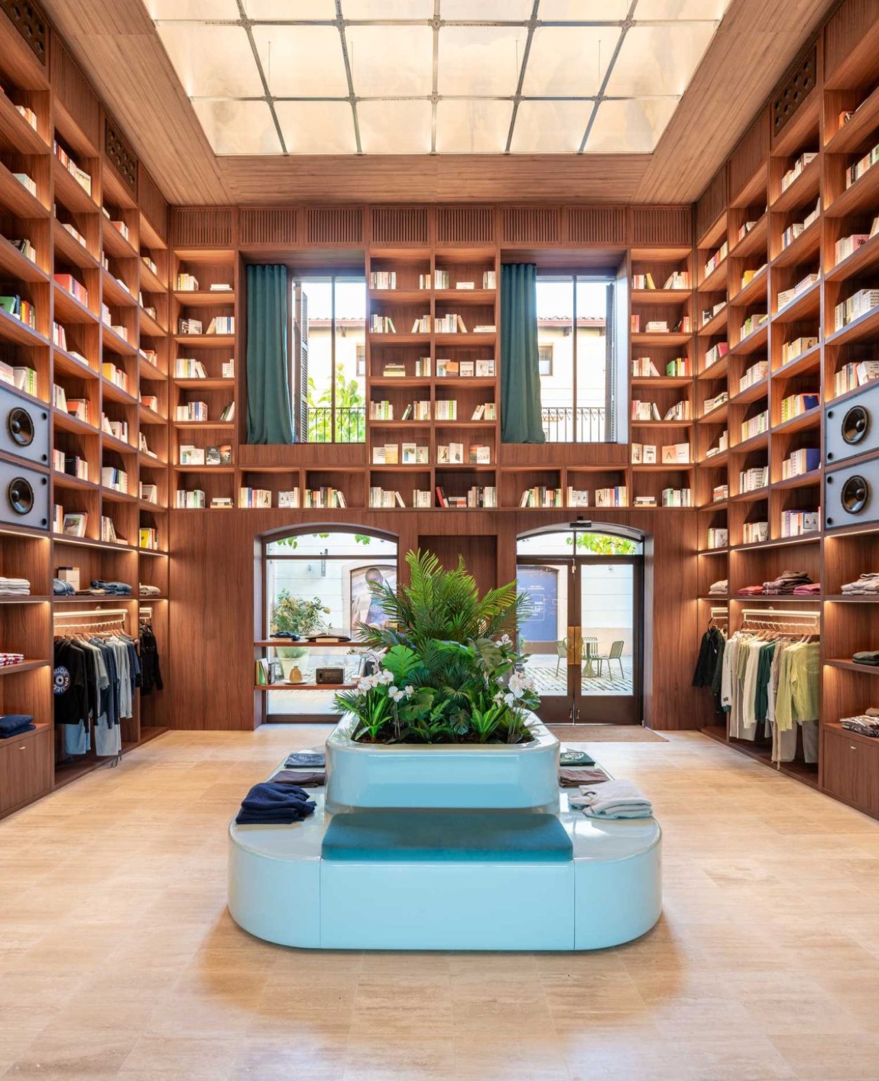 1737934550 54 Decouvrez ce Magasin Streetwear avec des Etageres de 19 Pieds - plare.