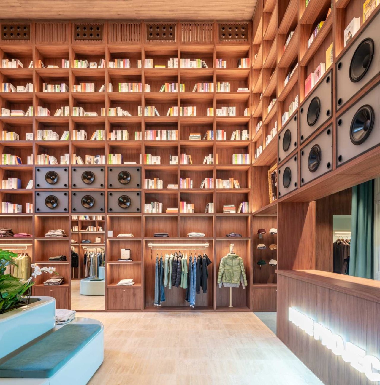 1737934551 885 Decouvrez ce Magasin Streetwear avec des Etageres de 19 Pieds - plare.