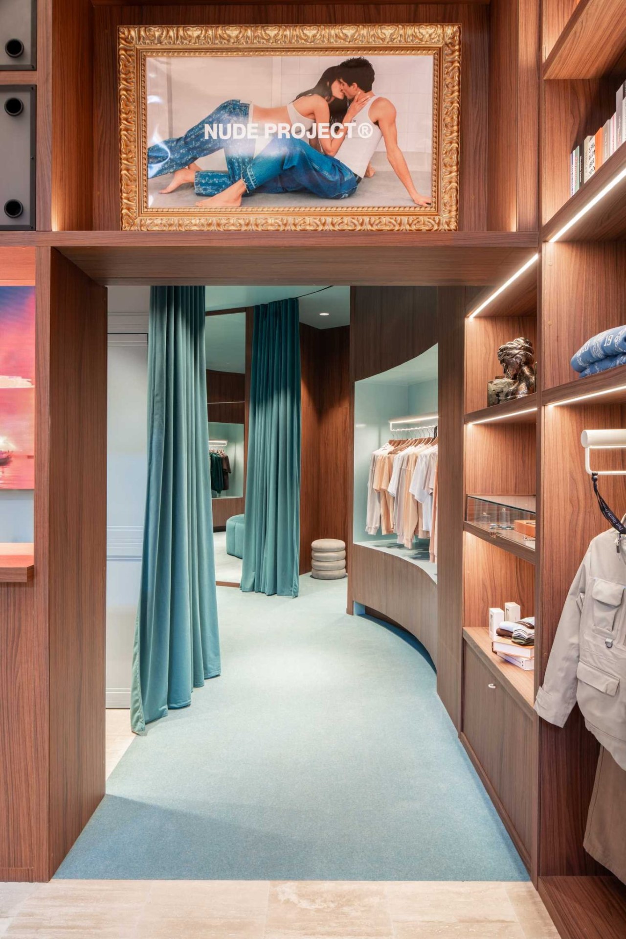 1737934553 50 Decouvrez ce Magasin Streetwear avec des Etageres de 19 Pieds - plare.