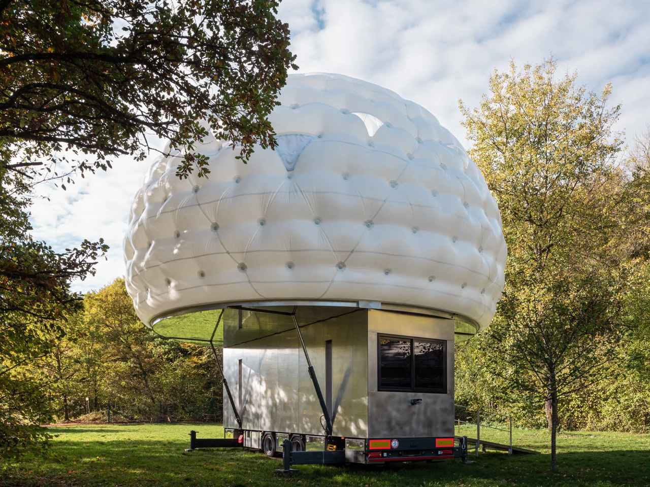 Decouvrez cette Tiny Home Astucieuse qui Sagrandit pour Accueillir jusqua - plare.