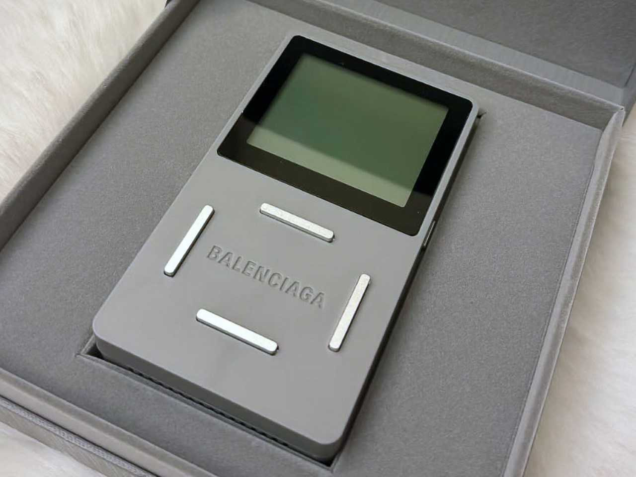 Pourquoi la Console de Jeu Edition Limitee de Balenciaga Prouve - plare.
