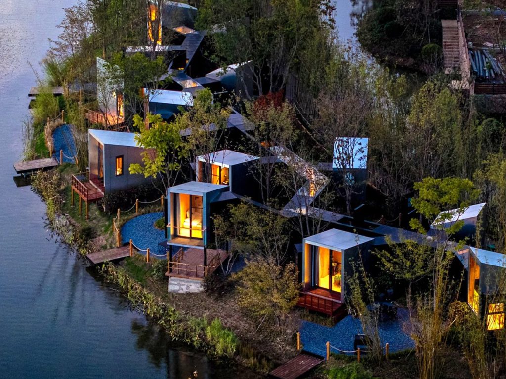 Découvrez cet Éco-Retreat en Chine : Un Couloir Désorientant pour une Expérience de Vie Immersive !