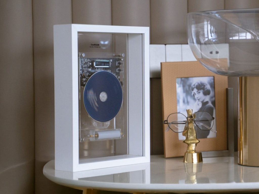 Découvrez le Cadre CD Transparent à 99$ : Le Gadget Rétro Indispensable pour Tous les Amateurs de Technologie !