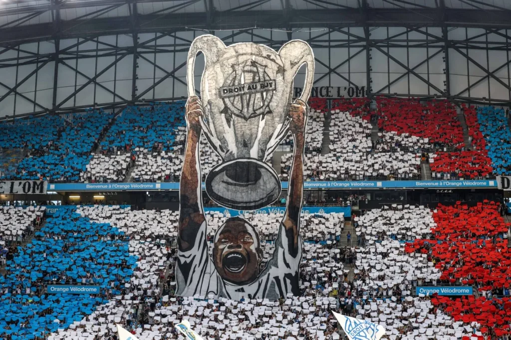 lom remporte le prix du plus beau tifo de la saison.jpg - plare.