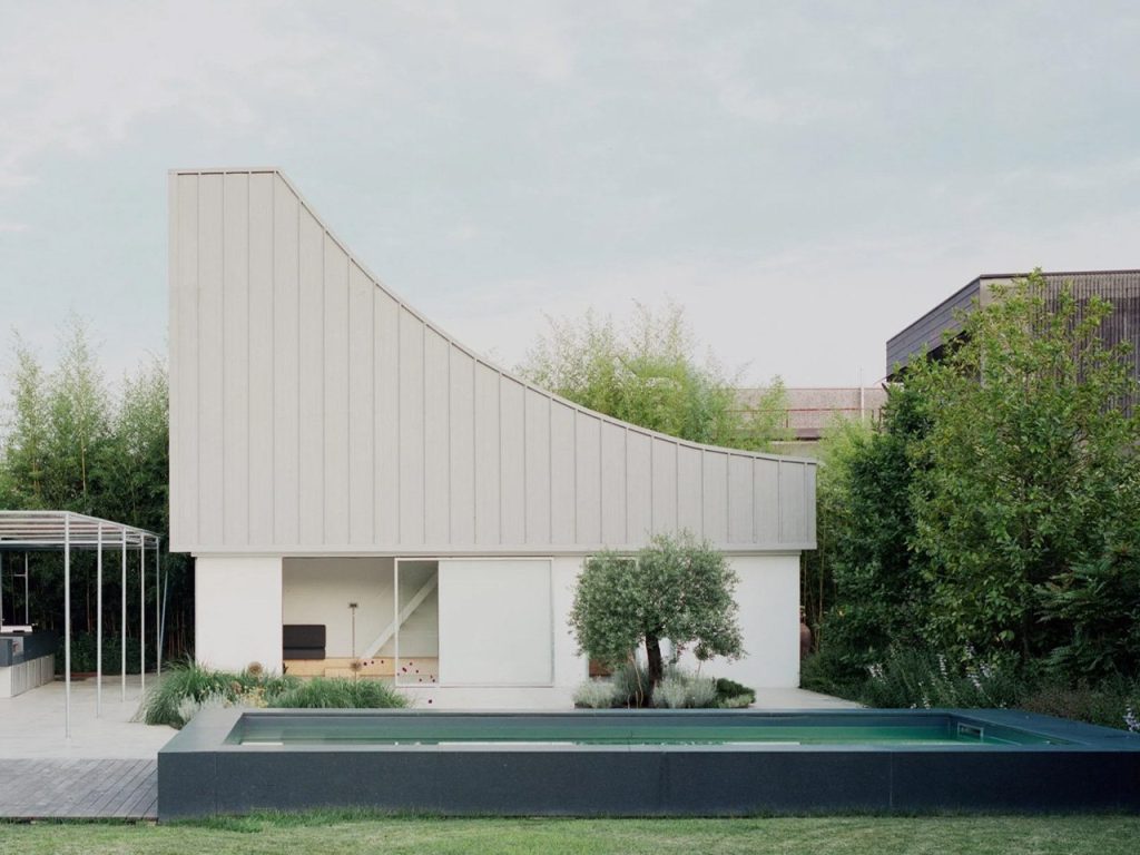 Découvrez cette Résidence d’Art Unique : Ancienne Édifice Électrique Abandonné Transformé en Havre Créatif !