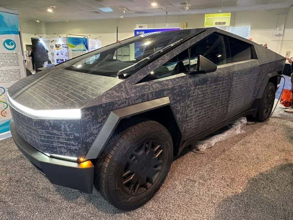 Découvrez Comment un Wrap Solaire sur le Tesla Cybertruck Augmente son Autonomie de 15 Miles !