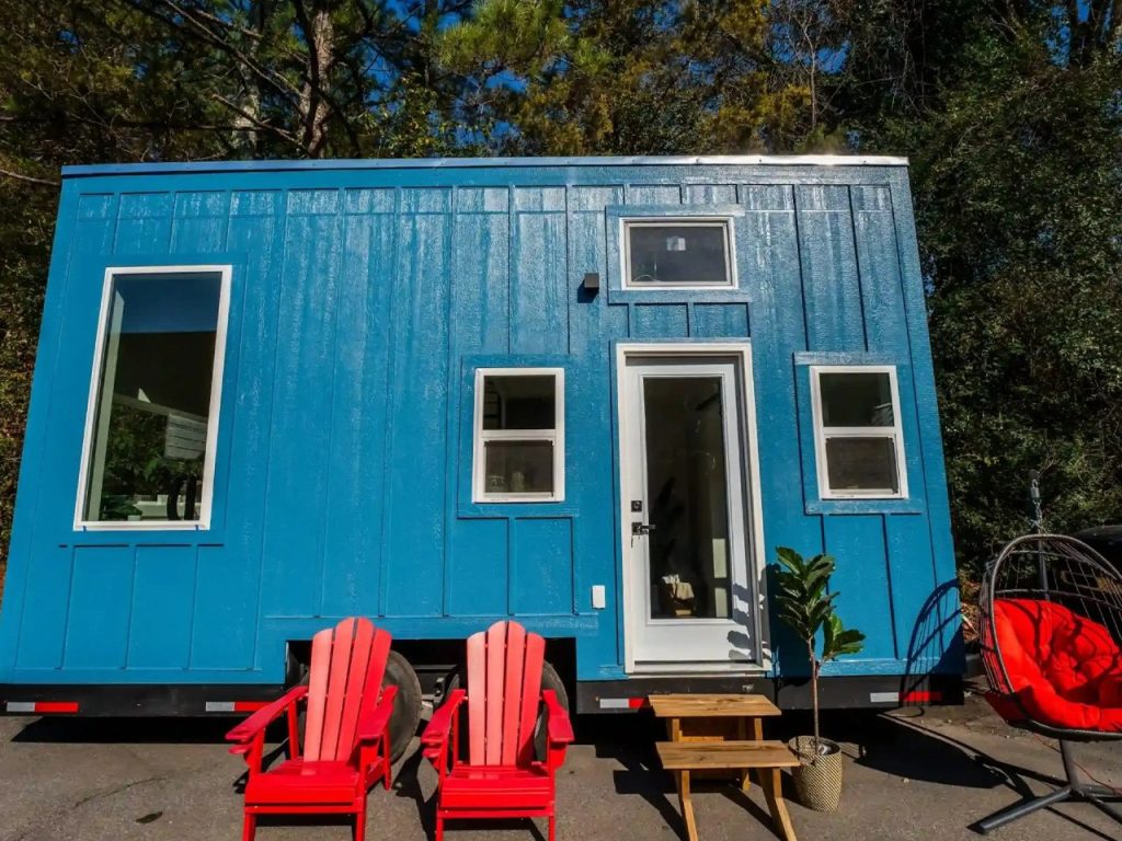 Découvrez cette Tiny Home Compacte à seulement 50 000 $ : Un Retour aux Essentials de la Vie!