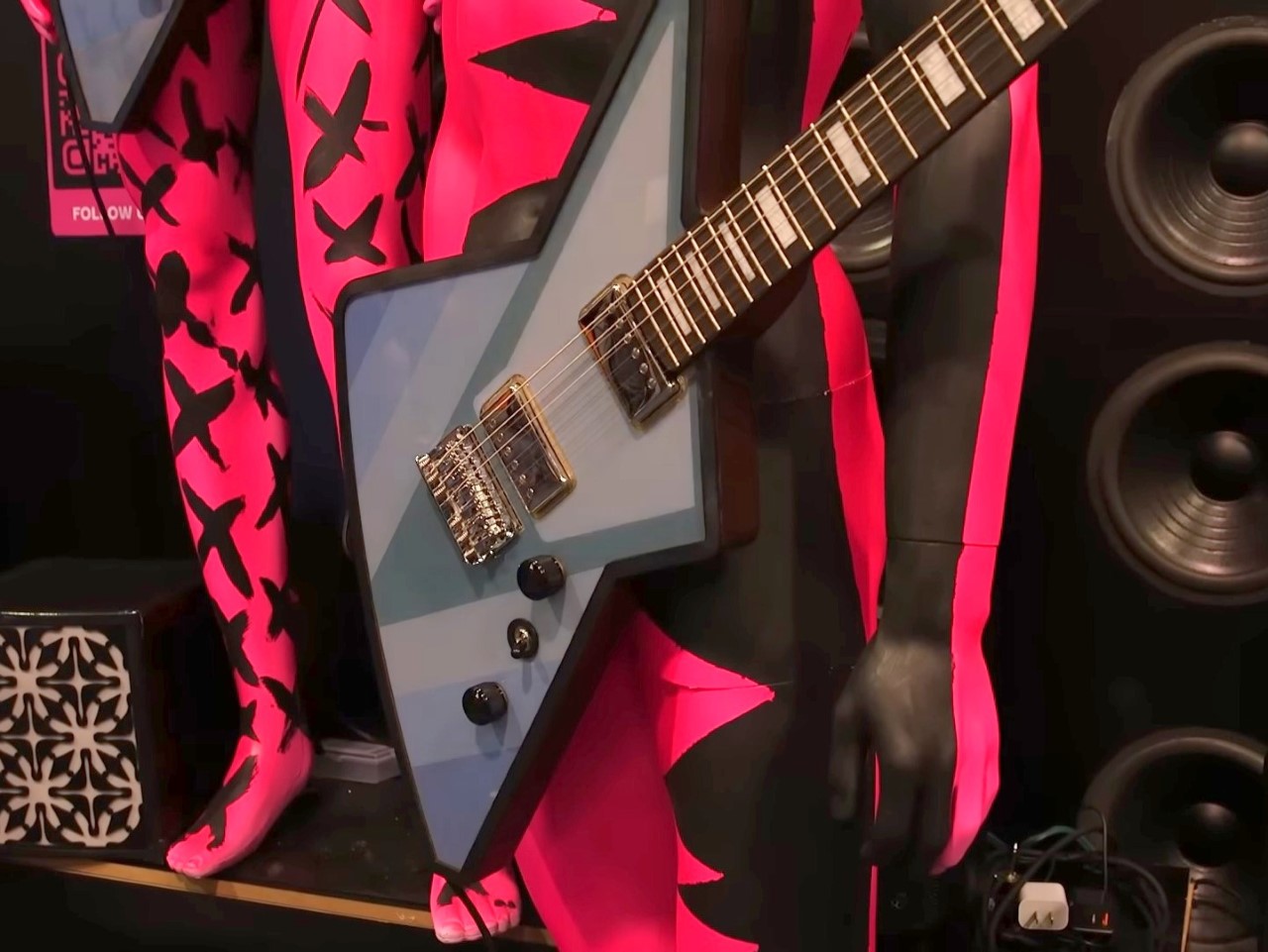 1738513956 599 Revolutionnez votre guitare avec cette E Ink qui change de design - plare.