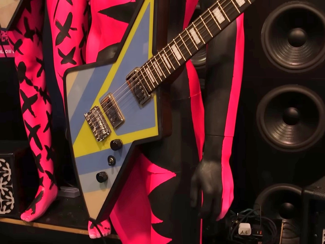1738513957 937 Revolutionnez votre guitare avec cette E Ink qui change de design - plare.