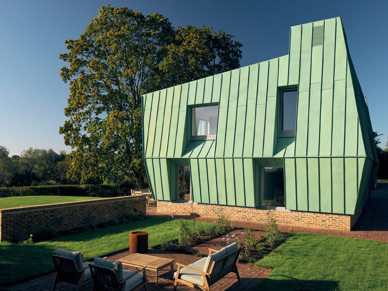 1738527489 236 Decouvrez cette Maison Inspiree de lOrigami Une Station Energetique - plare.