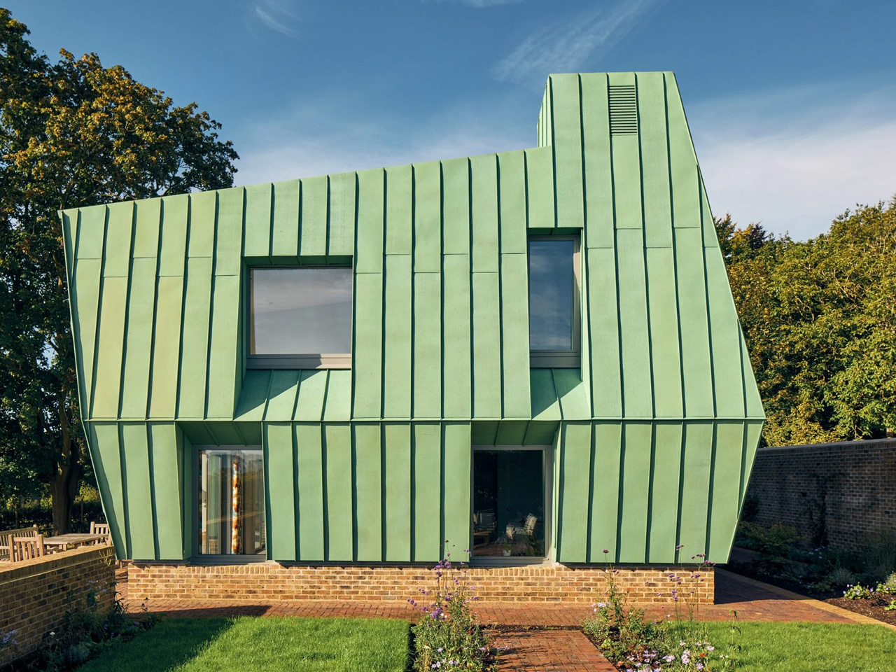 1738527490 442 Decouvrez cette Maison Inspiree de lOrigami Une Station Energetique - plare.
