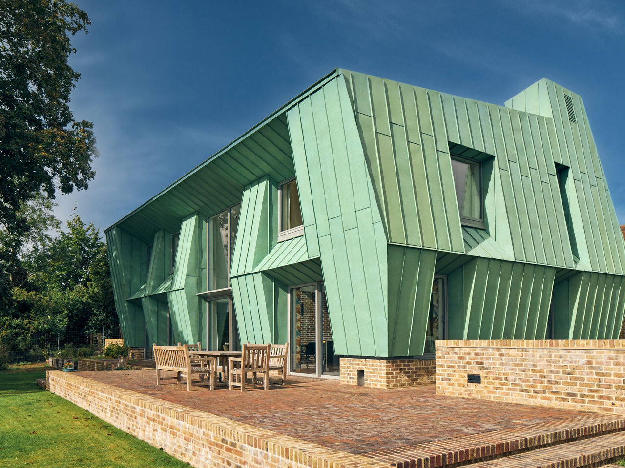 1738527491 784 Decouvrez cette Maison Inspiree de lOrigami Une Station Energetique - plare.