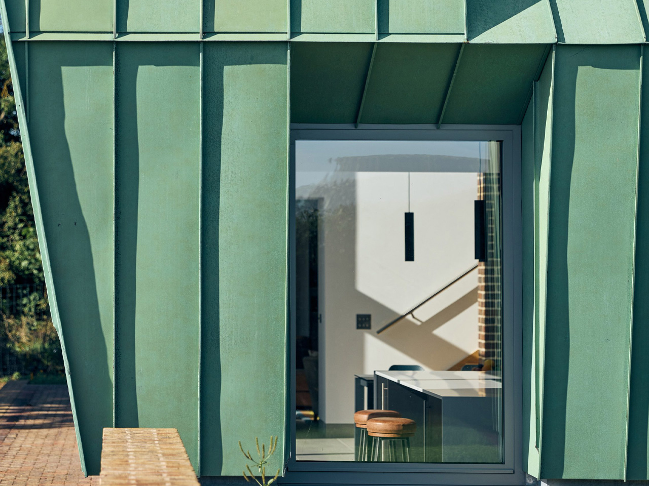 1738527492 277 Decouvrez cette Maison Inspiree de lOrigami Une Station Energetique - plare.