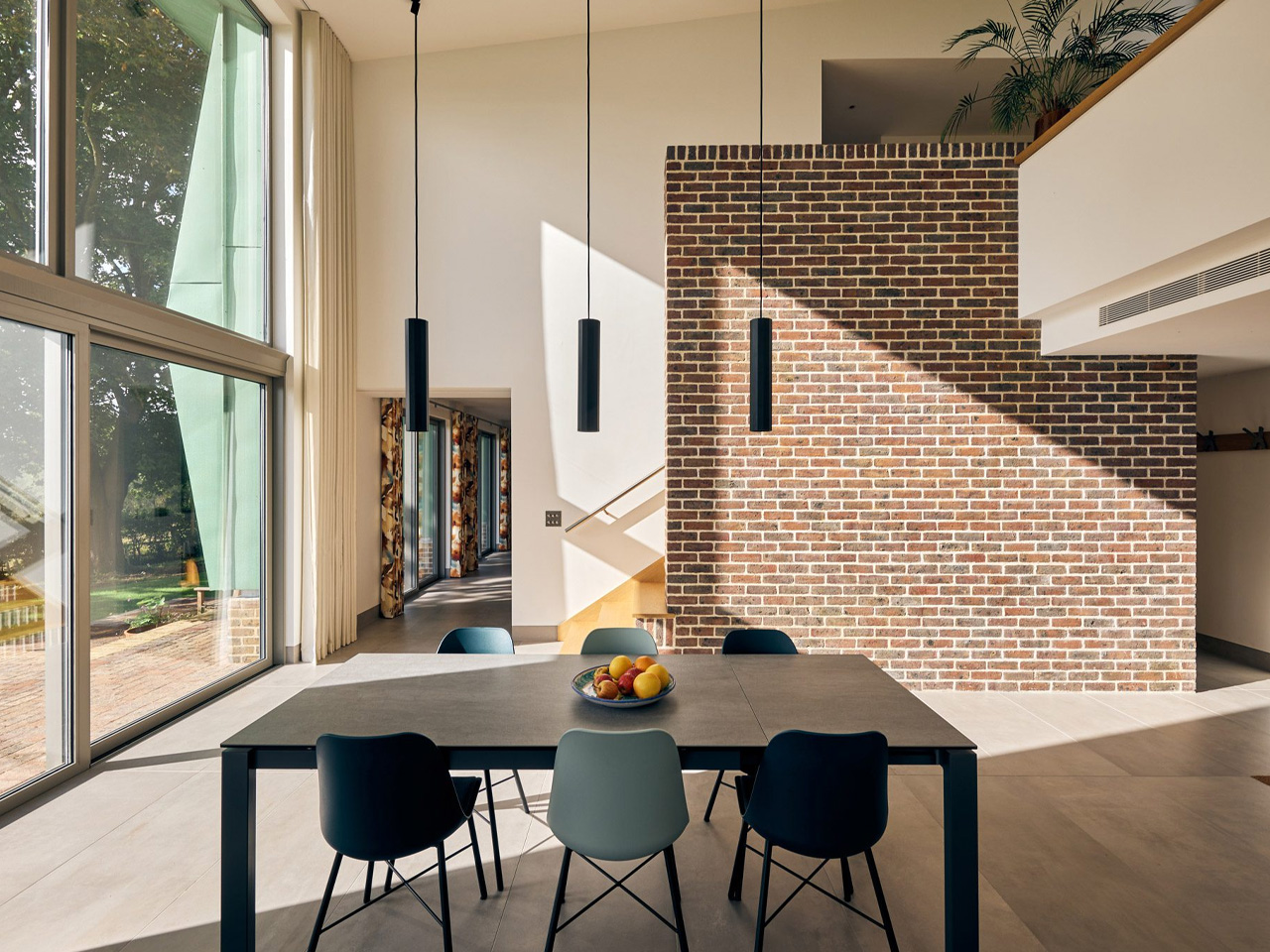 1738527493 527 Decouvrez cette Maison Inspiree de lOrigami Une Station Energetique - plare.