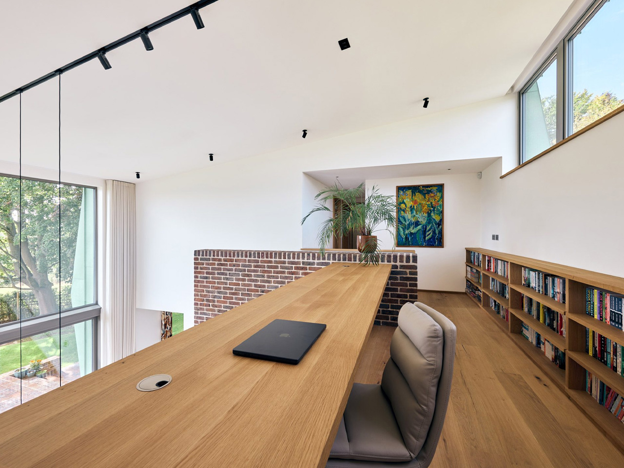 1738527495 909 Decouvrez cette Maison Inspiree de lOrigami Une Station Energetique - plare.