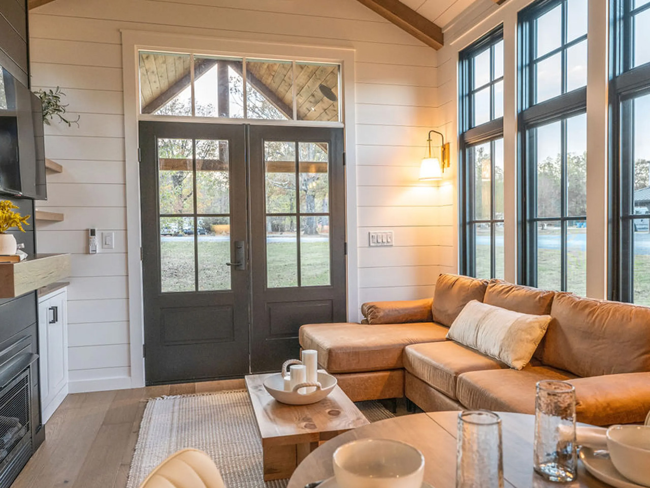 1738629193 286 Decouvrez Ce Tiny Home Rustique Qui Reinvente Le Luxe Nomade - plare.