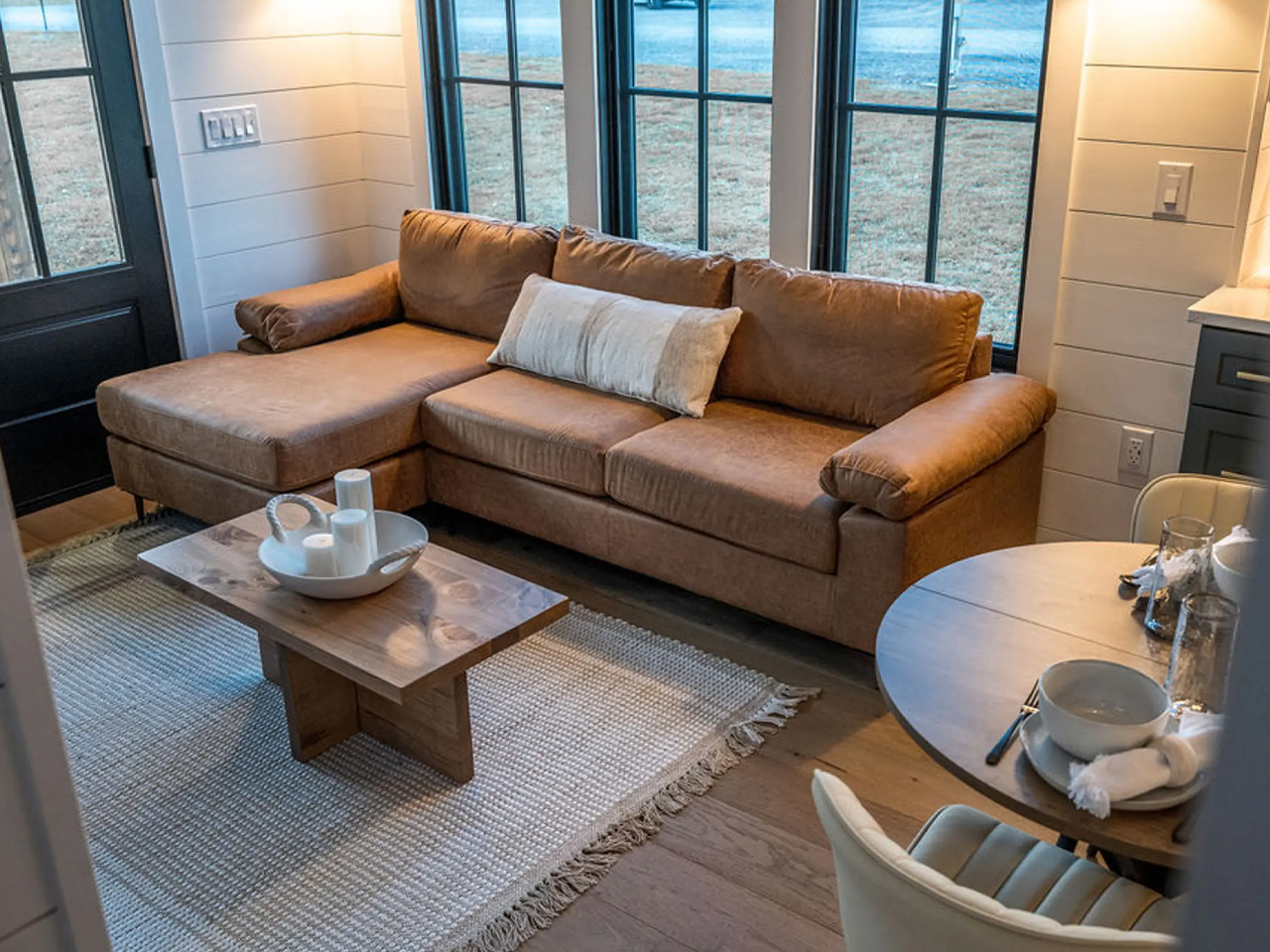 1738629194 136 Decouvrez Ce Tiny Home Rustique Qui Reinvente Le Luxe Nomade - plare.