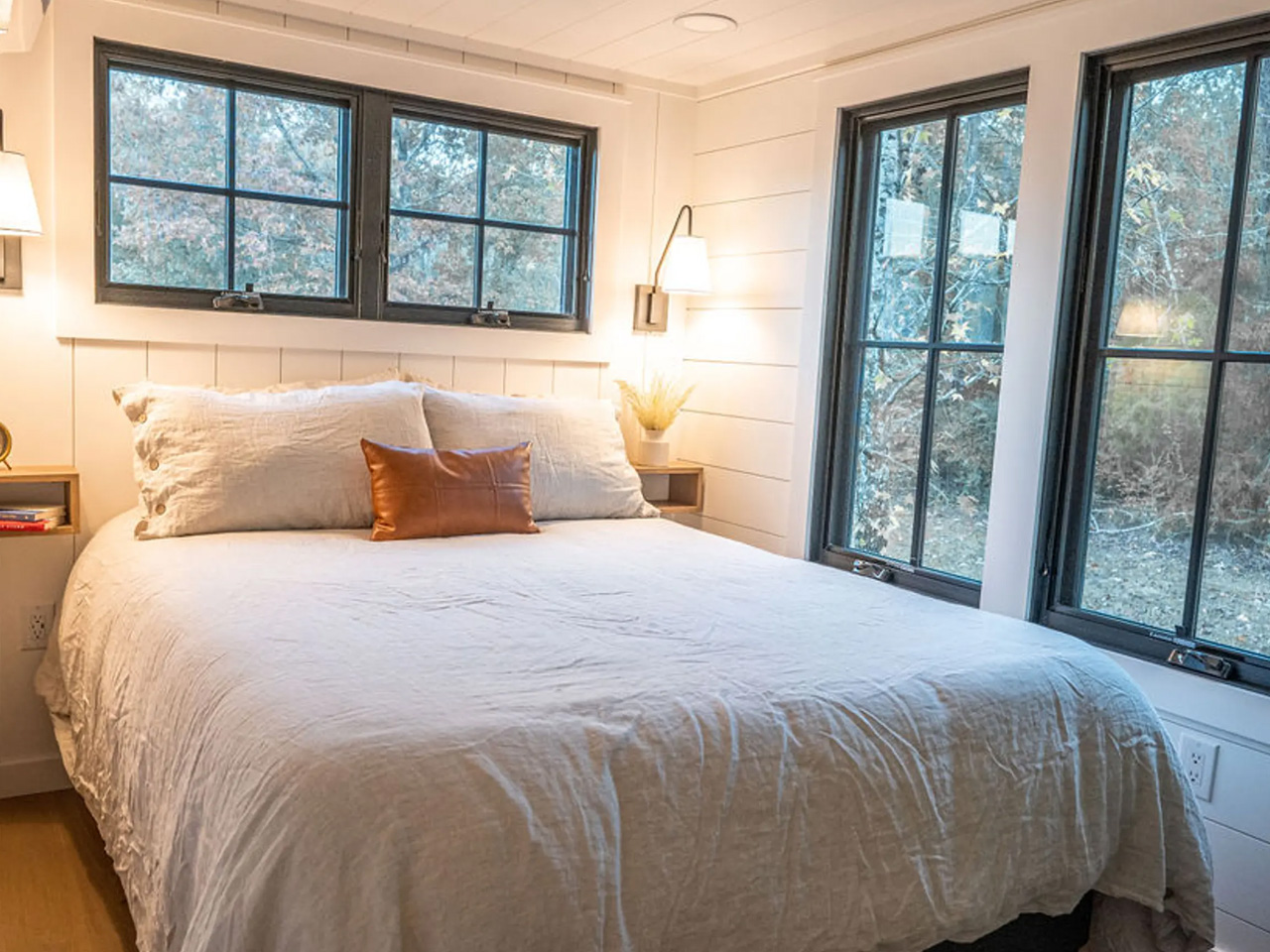 1738629197 489 Decouvrez Ce Tiny Home Rustique Qui Reinvente Le Luxe Nomade - plare.