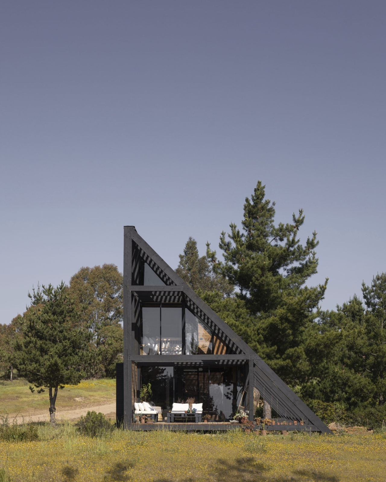1740256659 11 Decouvrez Shelter 45 Une Architecture Incline qui Fusionne Parfaitement - plare.