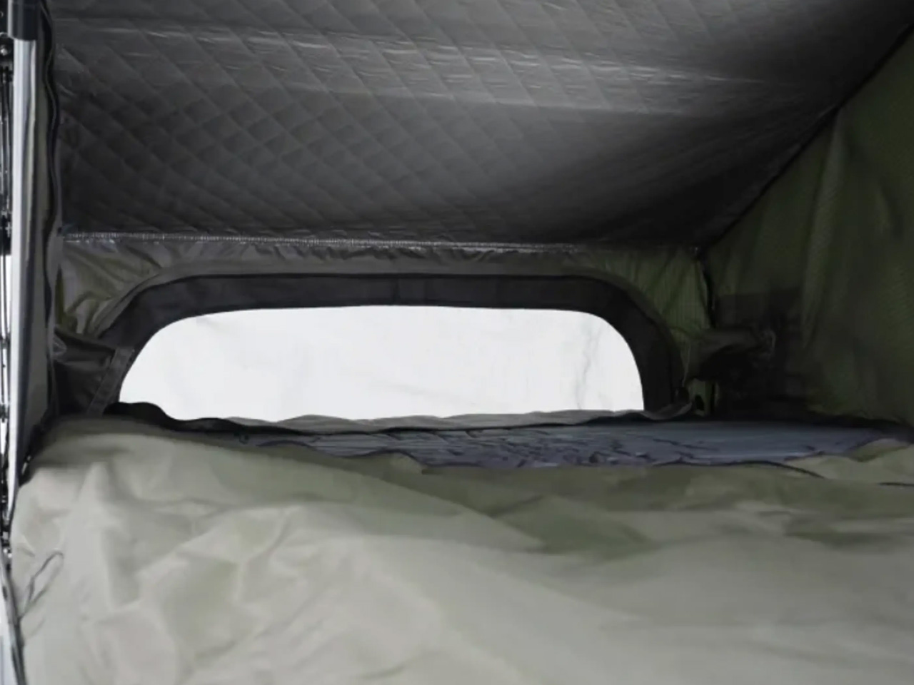 1740447167 546 Decouvrez la Tente de Toit Ultralegere avec Un Coffre Transparent - plare.