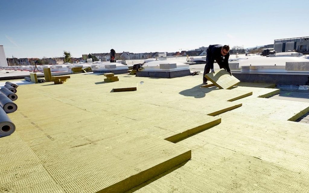 Comparatif ultime : avantages et inconvénients de la laine de roche vs laine de verre pour l’isolation efficace