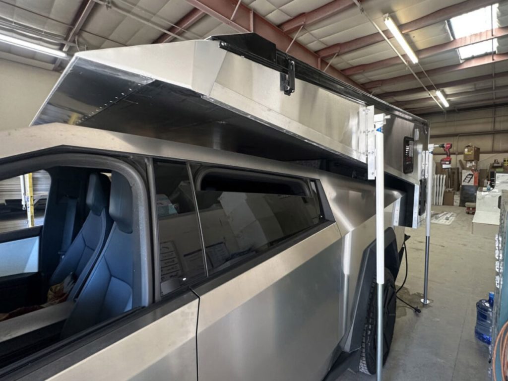 Découvrez le Camper Slide-In CyberPhoenix : Le Parfait Compagnon pour le Lit Inhabituel du Cybertruck !