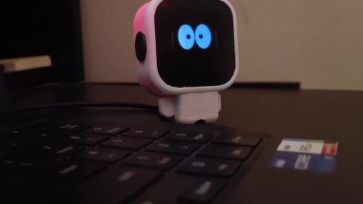 Decouvrez ce robot de bureau adorable qui reagit a la - plare.