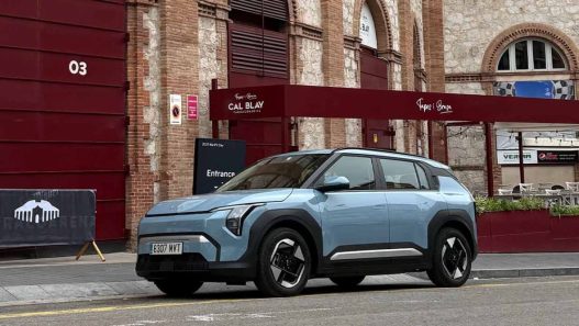 Kia EV3 US front side far low - plare.