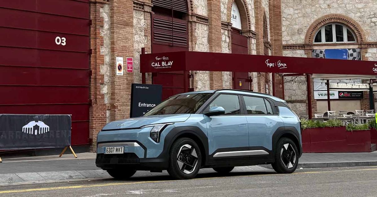 Kia EV3 US front side far low - plare.