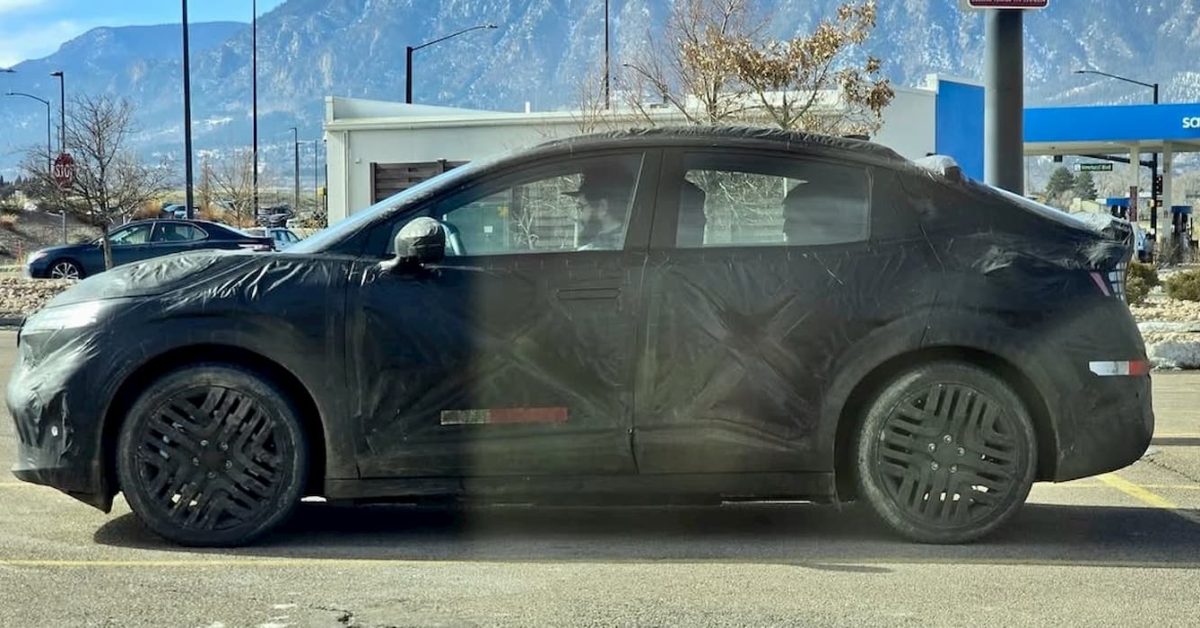 New Nissan LEAF spotted - plare.