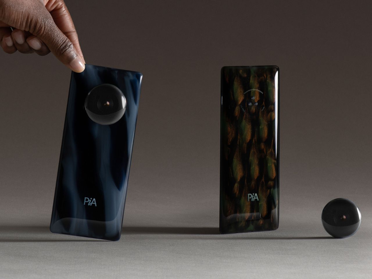 PiA AI smartphone 01 - plare.