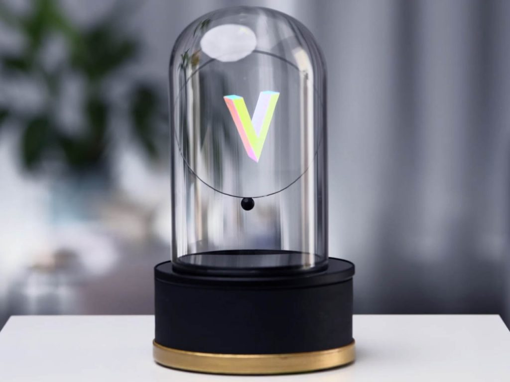 Découvrez le Futur : Un Ordinateur Transparent Inspiré par l’Illusion de Pepper’s Ghost au Style Steampunk Éblouissant !