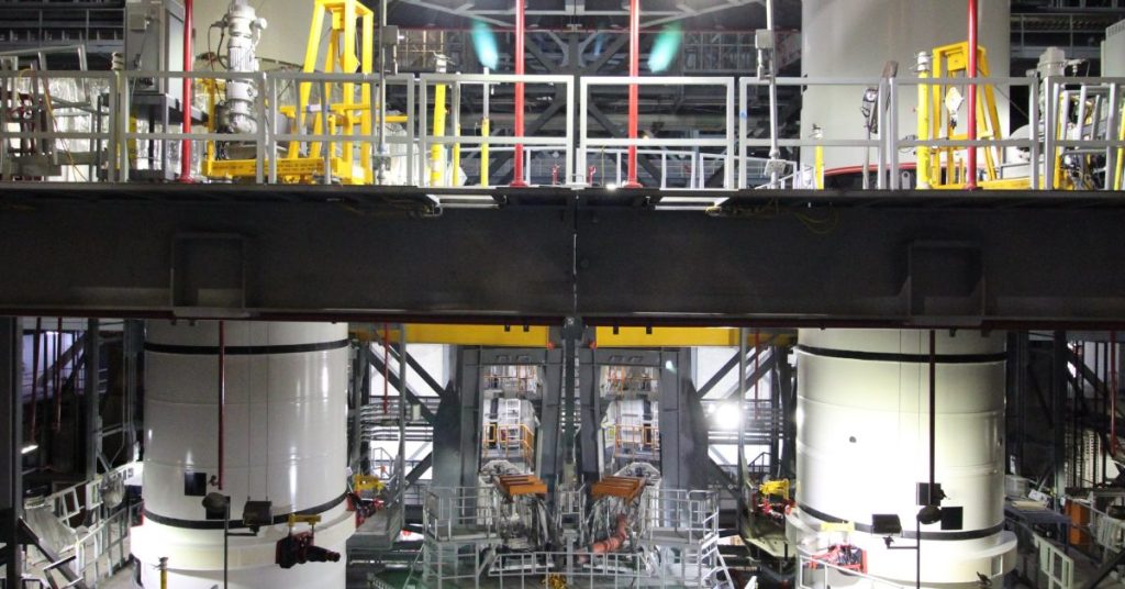 Découvrez les Dernières Avancées Étonnantes de l’Intégration des Propulseurs du Space Launch System