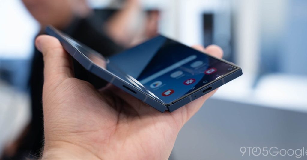 Samsung innove avec un ‘tri-fold’ à double écran pour accompagner le lancement du Fold 7 Samsung innove avec un 'tri-fold' à double écran pour accompagner le lancement du Fold 7