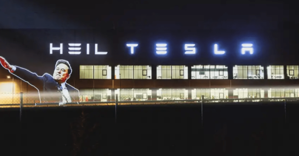 Vandalisme et Incendies : Les Magasins Tesla Sous Attaque, L’Intervention de l’FBI Enflamme le Débat