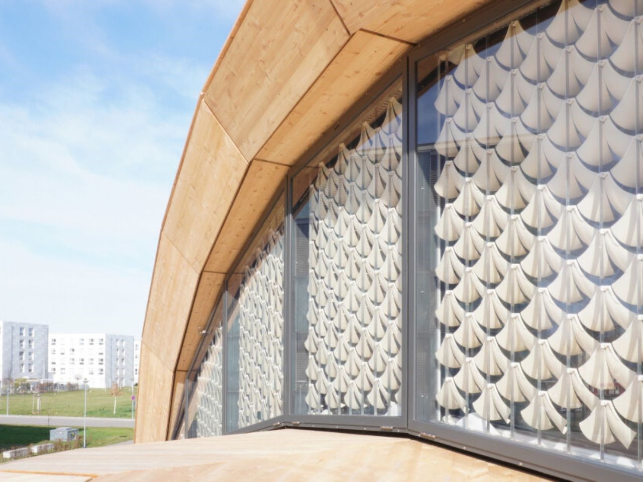 Solar gate facade 01 - plare.