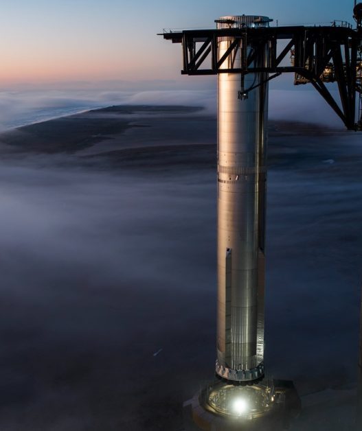 SpaceX transporte et empile discrètement le booster 15 pendant la nuit : un aperçu des opérations nocturnes
