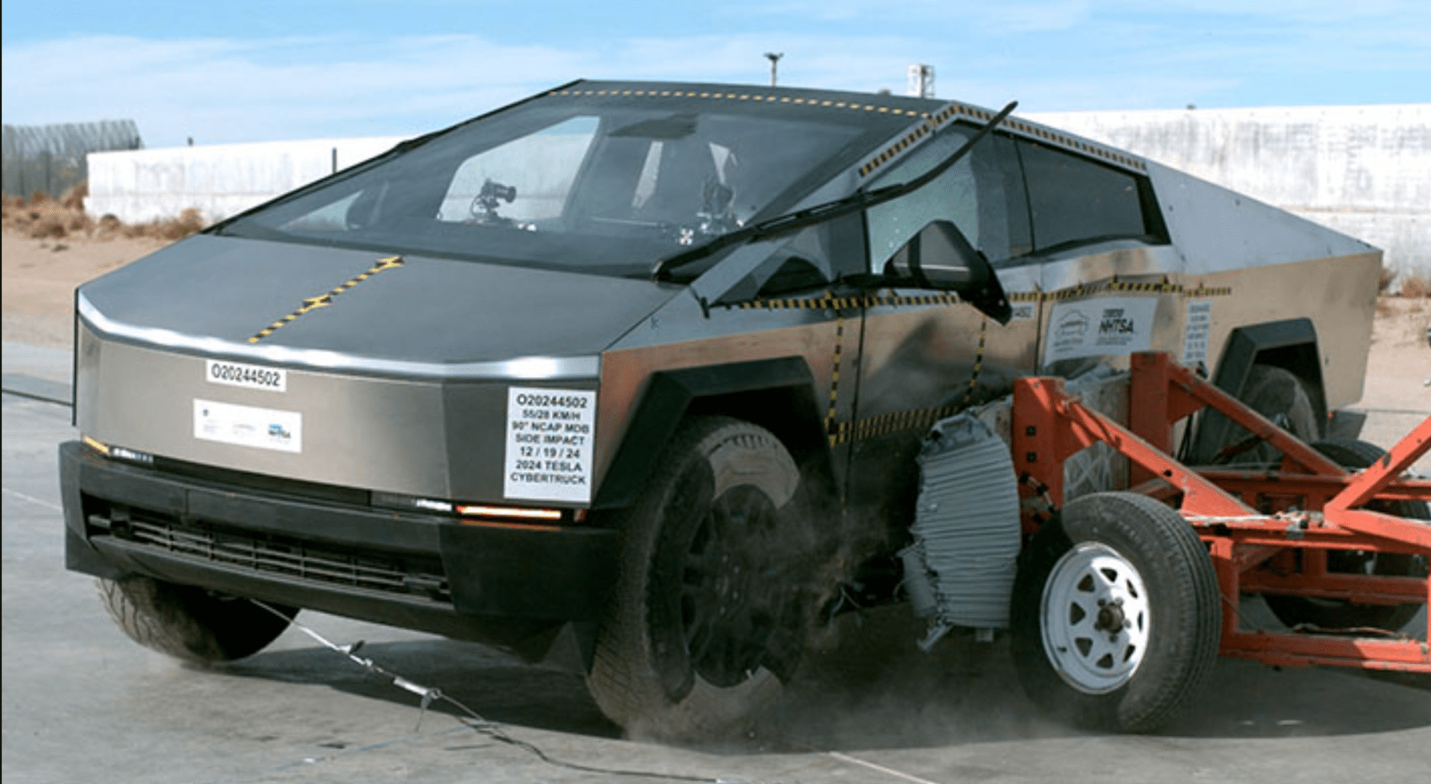 Tesla Cybertruck crash test - plare.