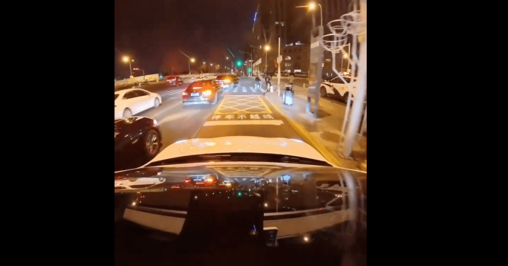 Amendes records : les conducteurs Tesla en Chine face aux défis du FSD