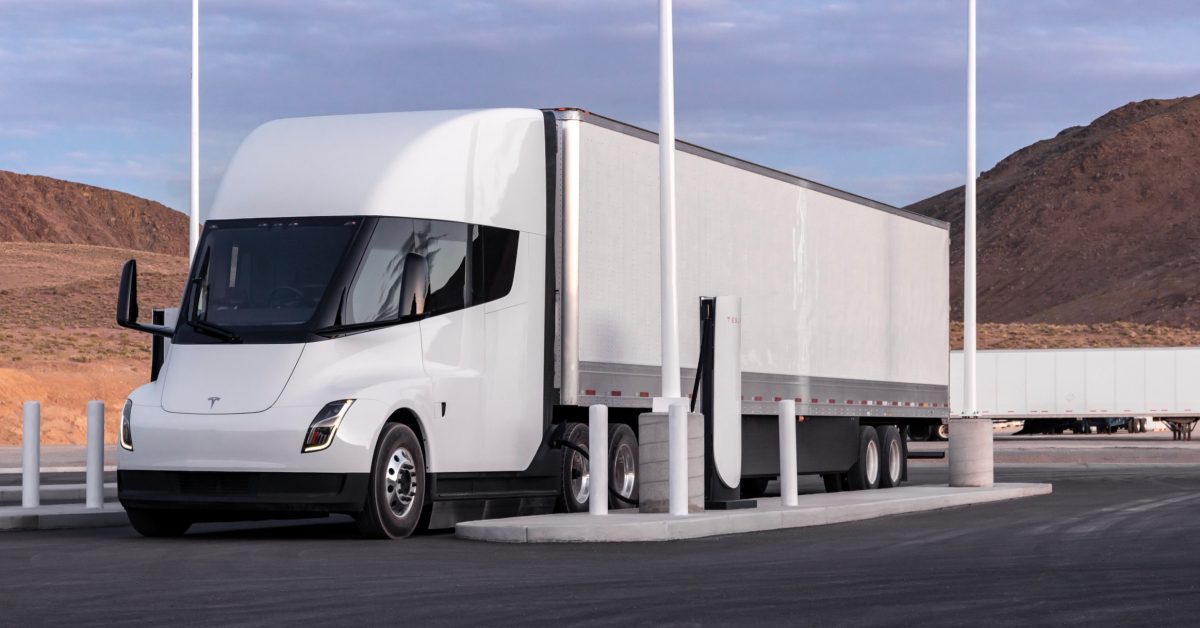Tesla Semi Megacharger hero - plare.