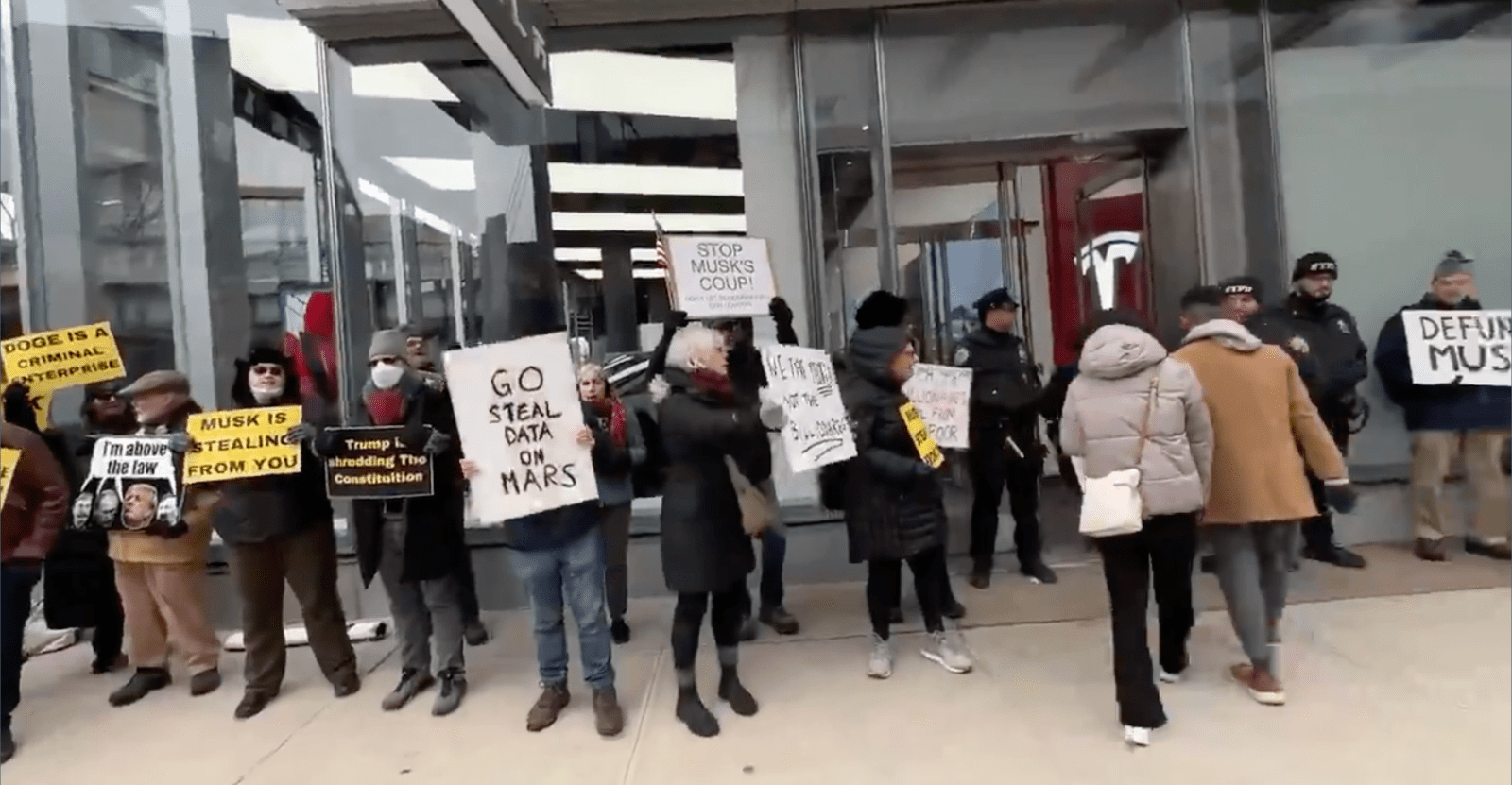 Tesla protest NYC 1 - plare.
