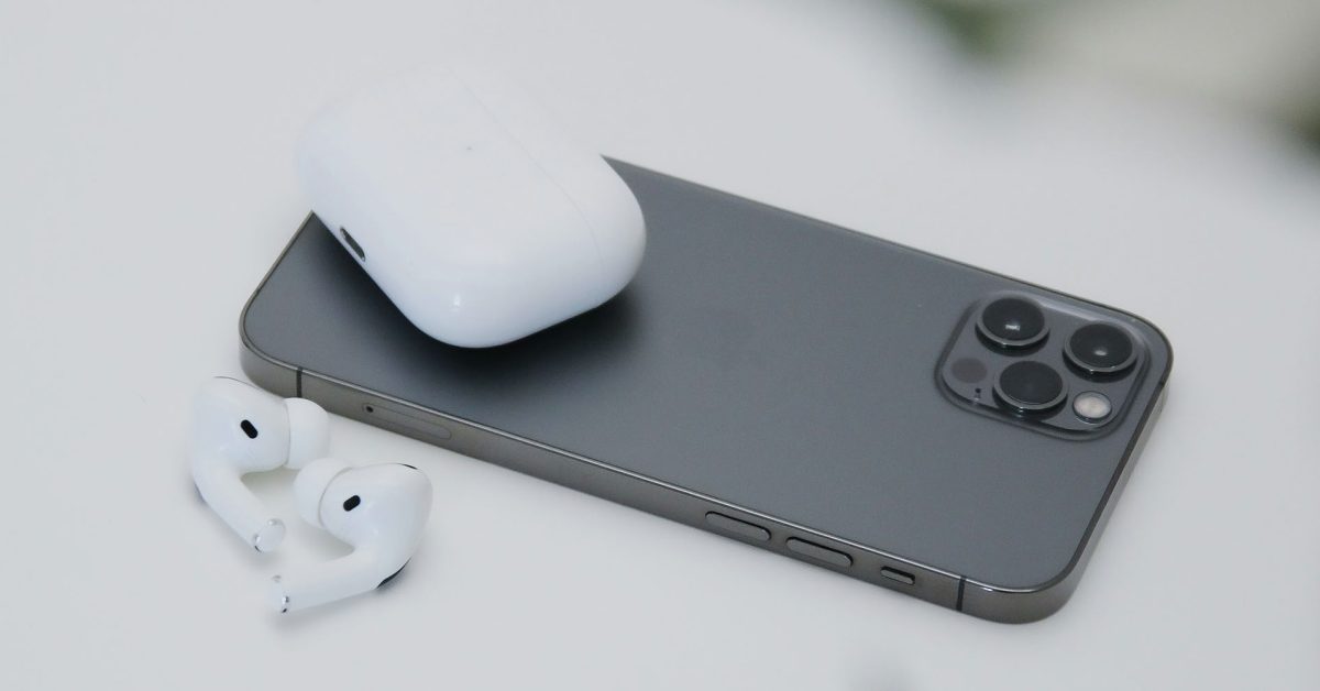 Wireless reverse charging being tested in the iPhone 17 Pro - plare.