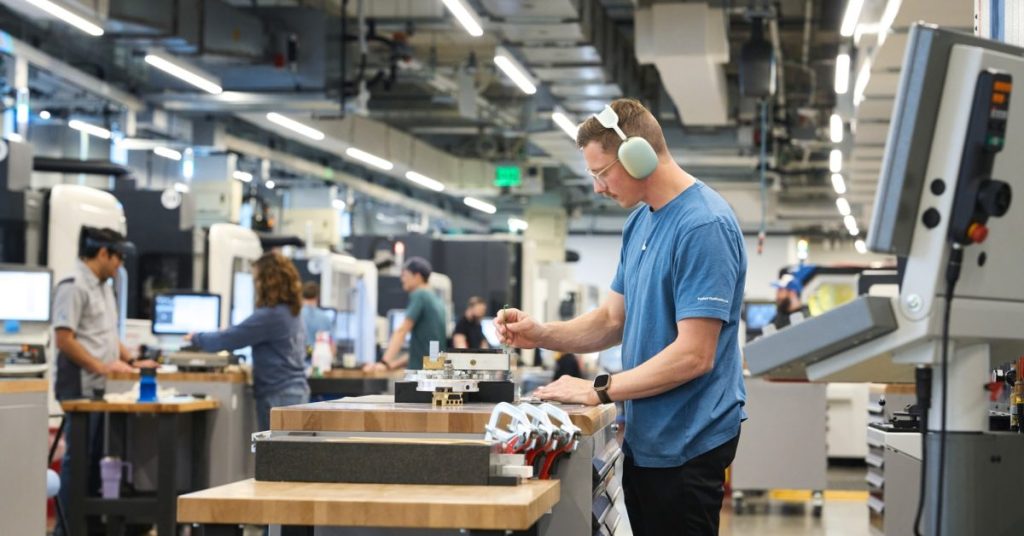 Apple booste l’économie américaine avec un investissement de 470 milliards d’euros et une nouvelle usine au Texas malgré les tarifs Trump.