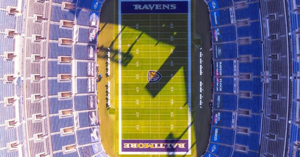 Découvrez pourquoi ce pilote de drone risque gros pour avoir survolé un stade NFL à Baltimore !