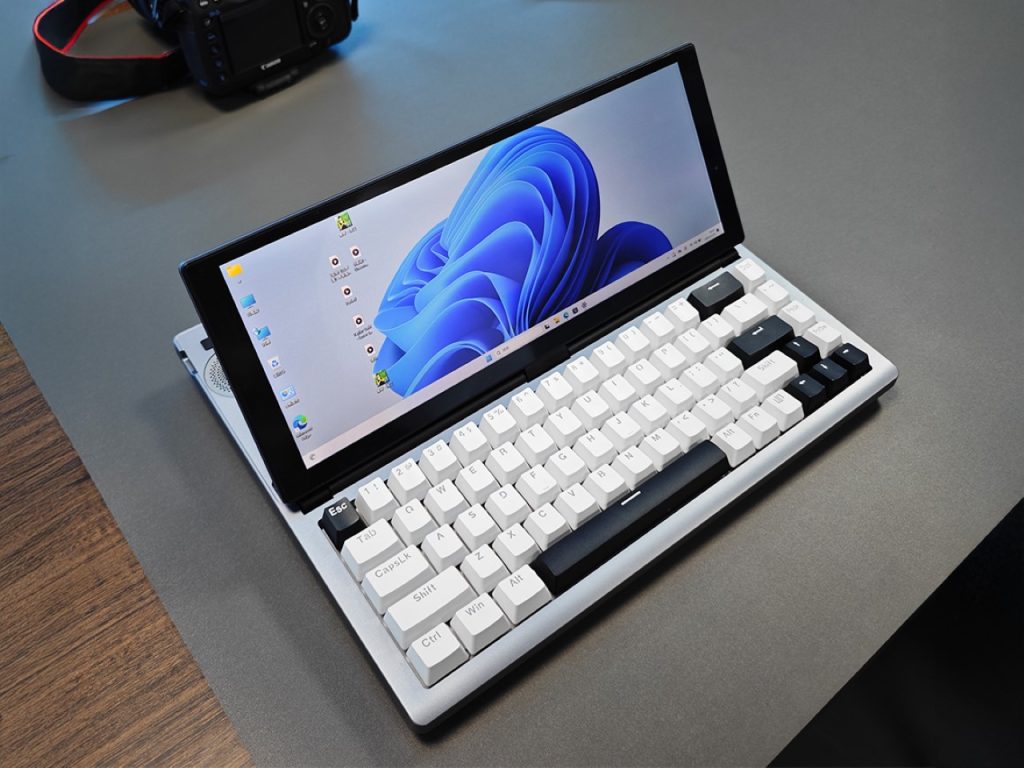 Découvrez le Clavier Mécanique Ultrapolyvalent : Un PC Complet avec Écran Tactile et Windows 11 Intégré !