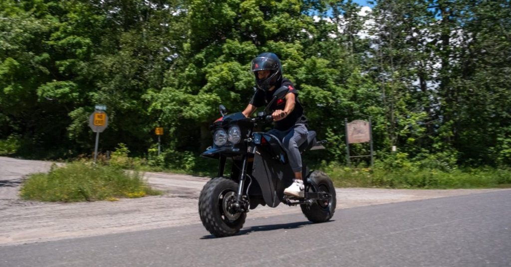 Découvrez l’incroyable moto électrique qui fait aussi office de motoneige, et qui est déjà en rupture de stock !