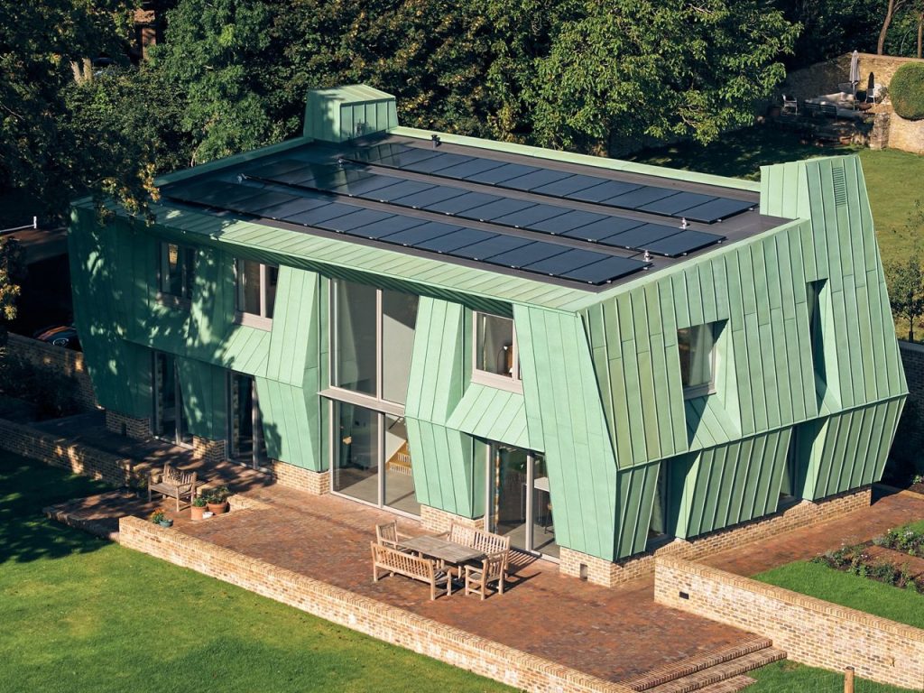 Découvrez cette Maison Inspirée de l’Origami : Une Station Énergétique Habitable Équipée de Panneaux Solaires!