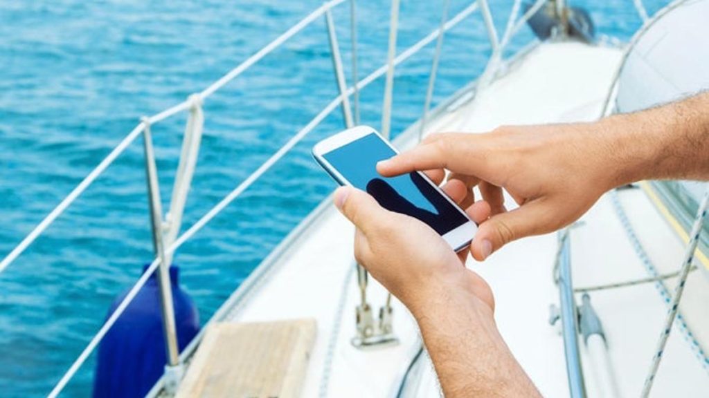 Astuces malignes pour maîtriser les frais de mobile en croisière et profiter d’internet sans tracas