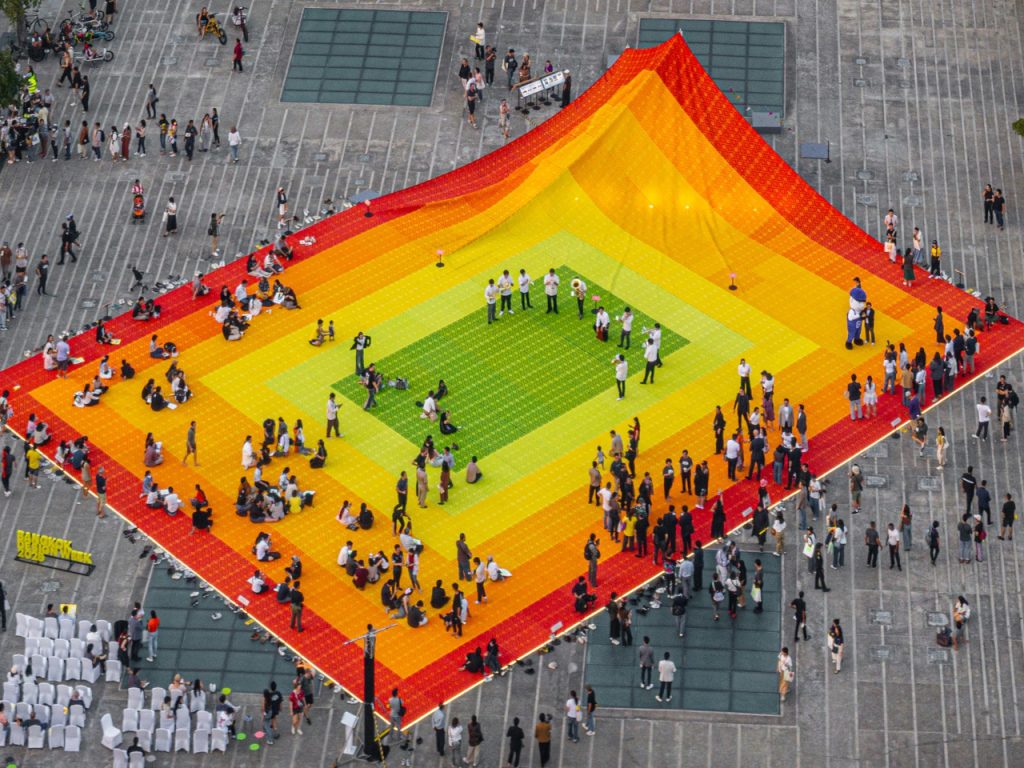 Découvrez le Tapis Gigantesque en Plastique Recyclé qui Transforme une Tragédie En Couleur Éblouissante !