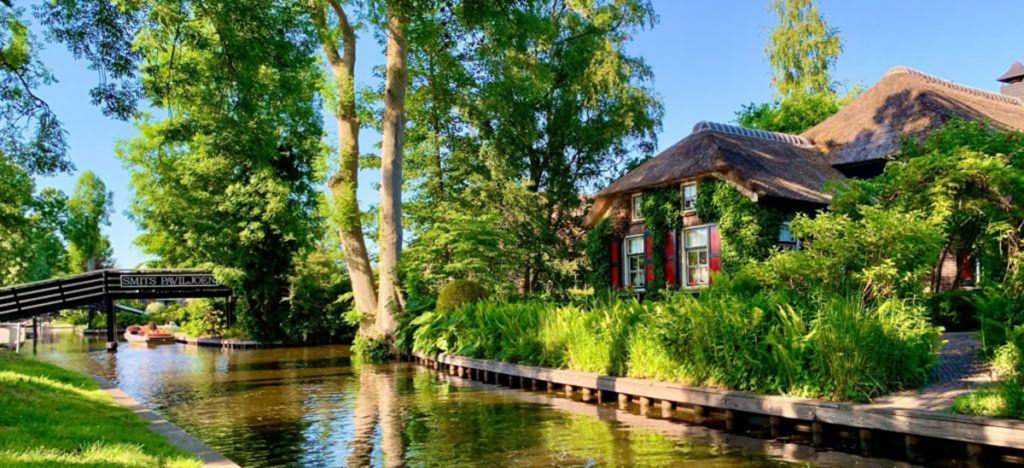 Un trésor caché : explore le charmant village de Giethoorn en Hollande